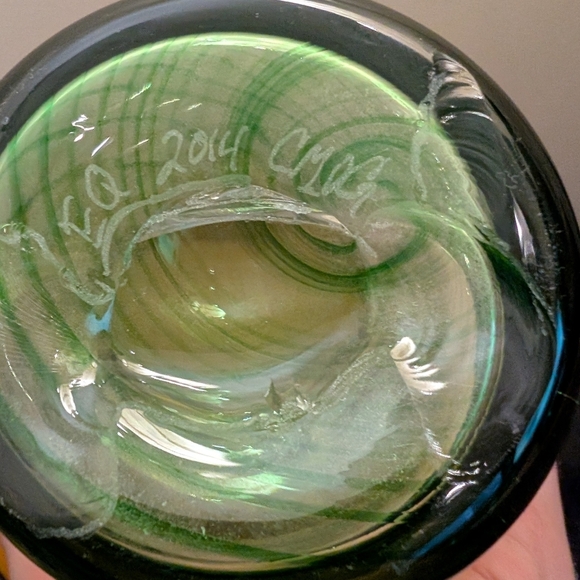 Elegant Green and Yellow Glass Vase - Picture 4 of 4